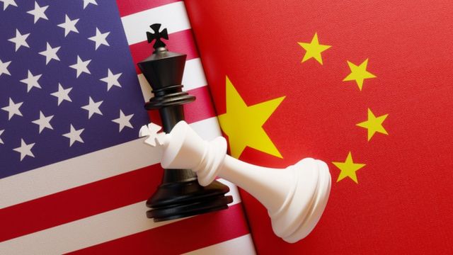 China intensifica guerra comercial y eleva aranceles a productos de EE.UU. en 125%