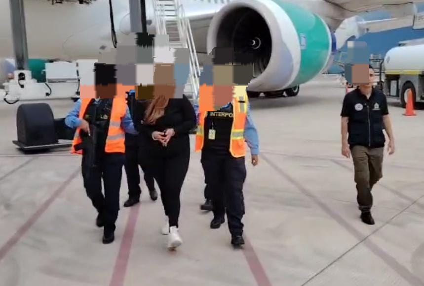 Interpol recibe a una estilista hondureña con notificación roja por el delito de pornografía infantil extraditada por las autoridades españolas en el aeropuerto de Palmerola