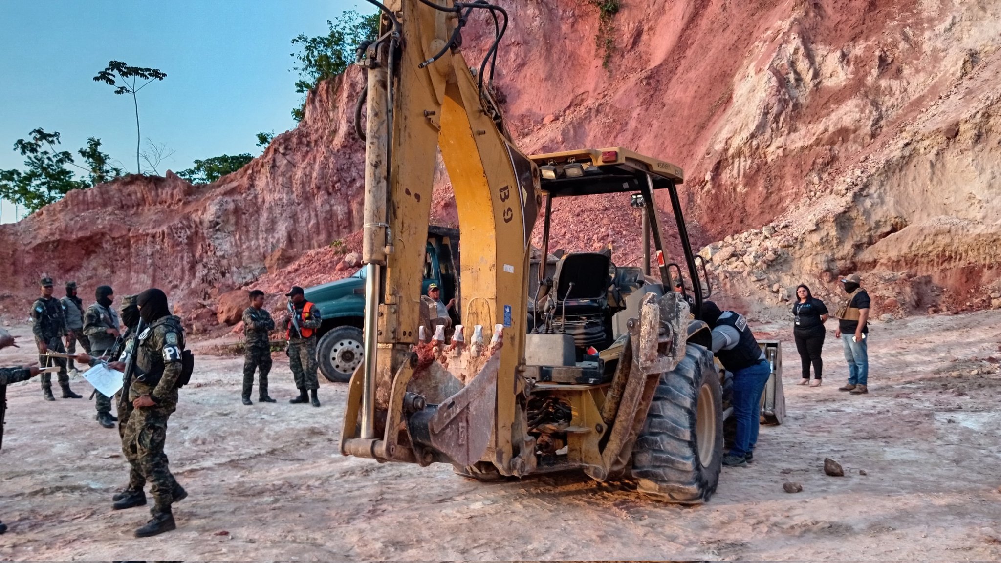 FF. AA. decomisa maquinaria utilizada en explotación ilegal de recursos naturales en La...