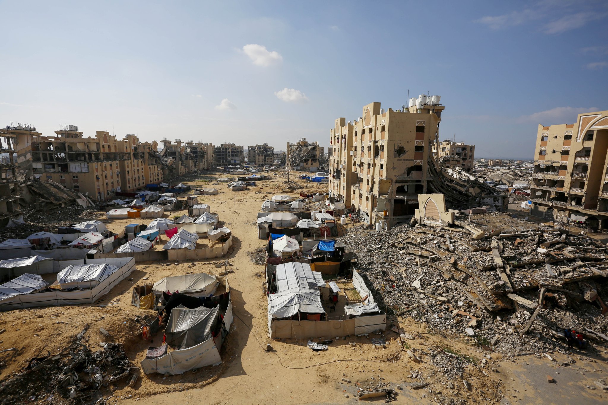 Hospitales de Gaza siguen recibiendo víctimas tras ofensiva israelí...