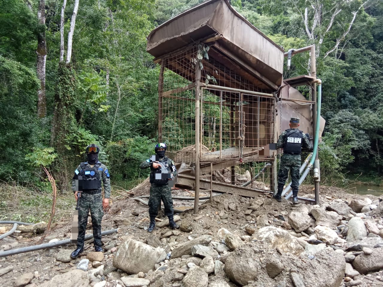 FF.AA. suspende actividad minera ilegal en el r&iacute;o Chiquil&aacute;, Santa...