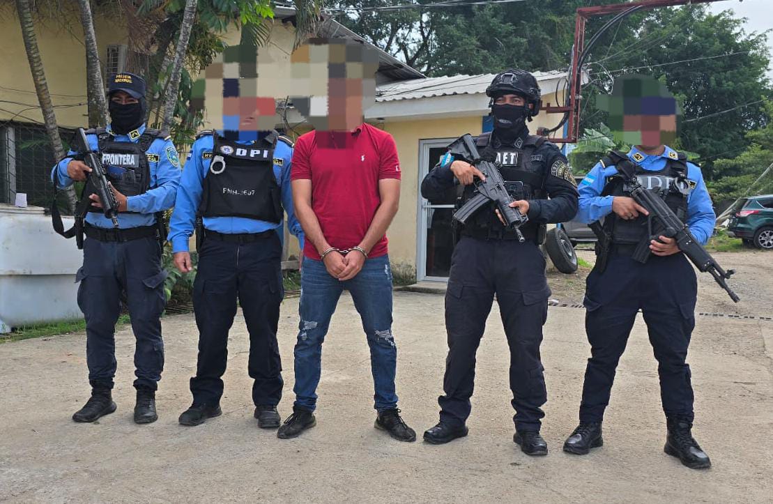 En Colon: La Policía Nacional capturó a un individuo ligado al desfalco y fraude de dinero de los hospitales móviles y otro por trafico de personas.