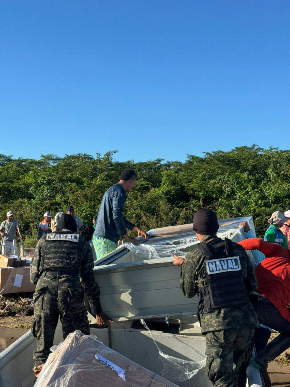 Personal de la Base Naval de Puerto Castilla traslada tres toneladas de equipo e insumos sector de la Barra de Bin Laden. 