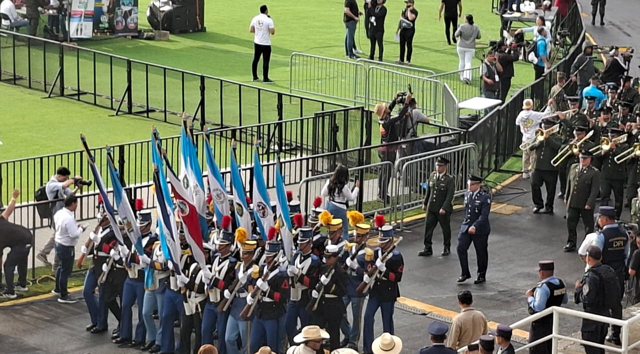 CON ALEGRÍA Y CIVISMO Hondureños asisten a la conmemoración del 204 aniversario de Independencia