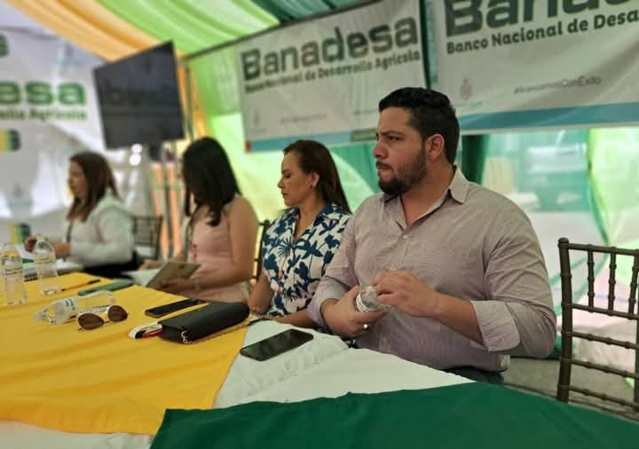 BANADESA entrega desembolsos de préstamos a 50 productores y MIPYMES en Catacamas