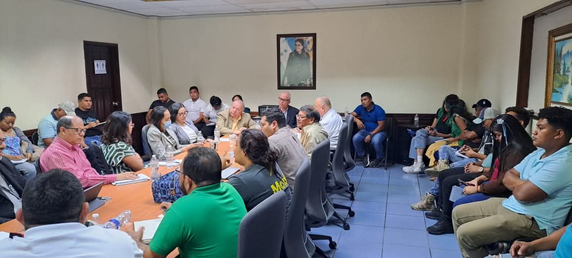 Autoridades del INA se reúnen en CONSUCOOP para solucionar problemas de Cooperativas del Bajo Aguán