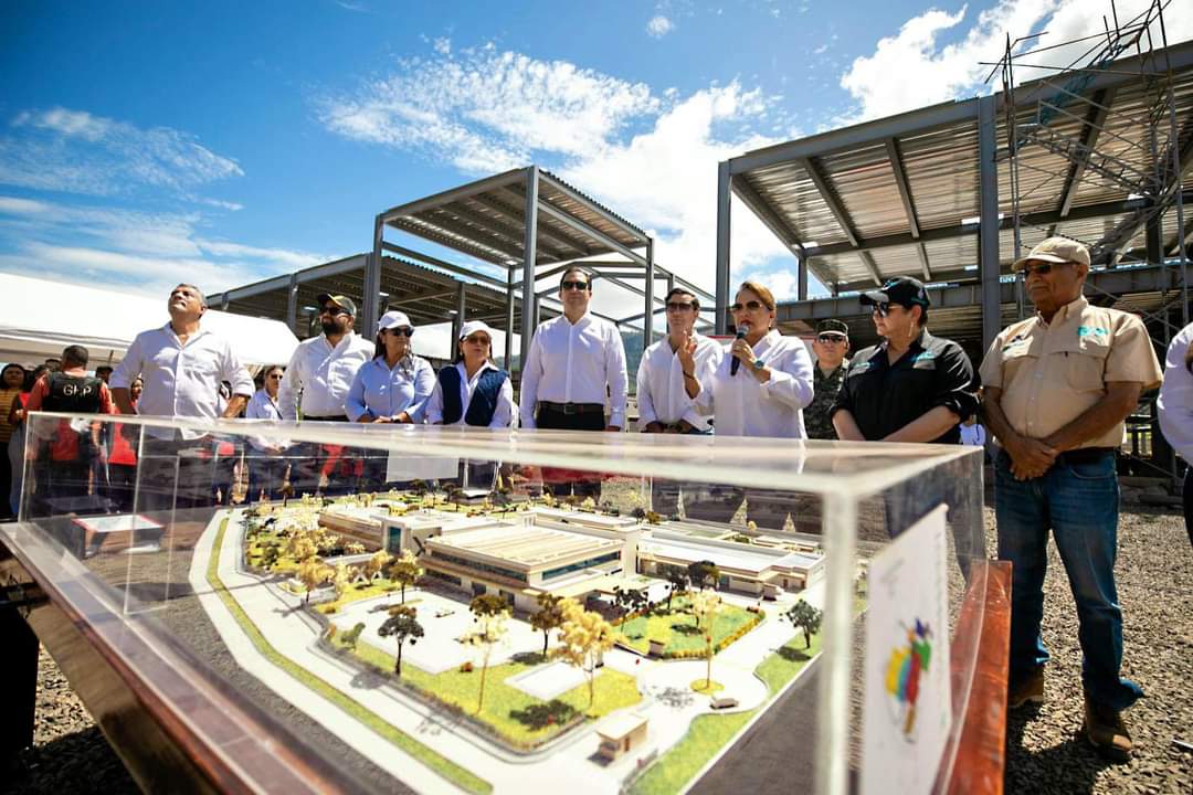 OLANCHO  Xiomara Castro inaugura dos jardines de niños, carretera entre Limones y Salamá e inspecciona construcción de hospital