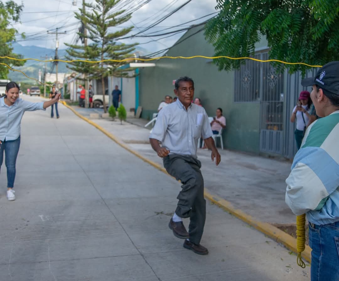 Ministro del FHIS inaugura proyecto de pavimentación en Lomas del Río, Comayagua por...