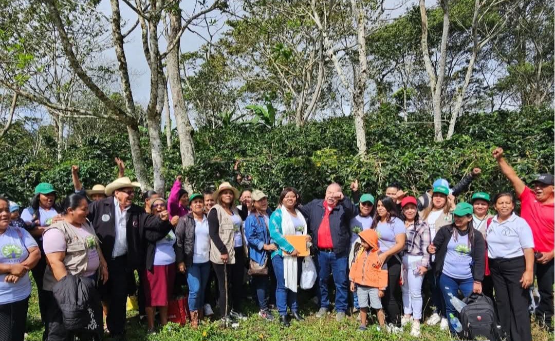 Entregan 285 manzanas de tierra a campesinas donde funcionará Escuela de...