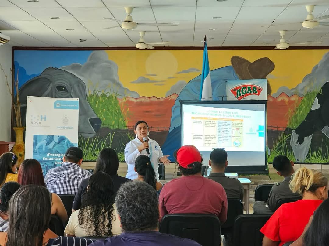 ARSA capacita a manipuladores de alimentos para garantizar seguridad sanitaria en la Feria Isidra
