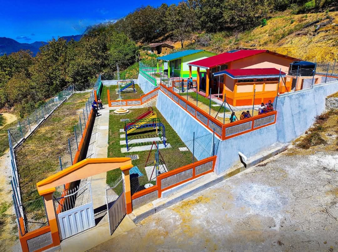 Con más de L10 millones invertidos, Gobierno entrega escuela moderna a niños de...