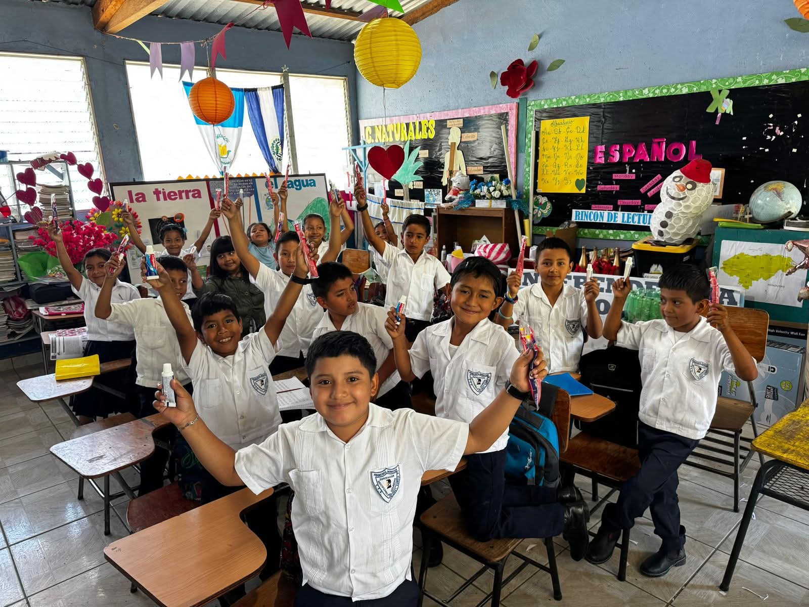 Secretaría de Educación visitó escuelas en el departamento de Lempira para evaluar los diferentes programas que benefician a miles de niños en todo el país