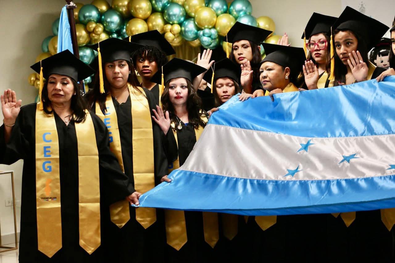 Secretaría de Educación y Ciudad Mujer celebran la graduación de 63 bachilleres en Ciencias y Hum...