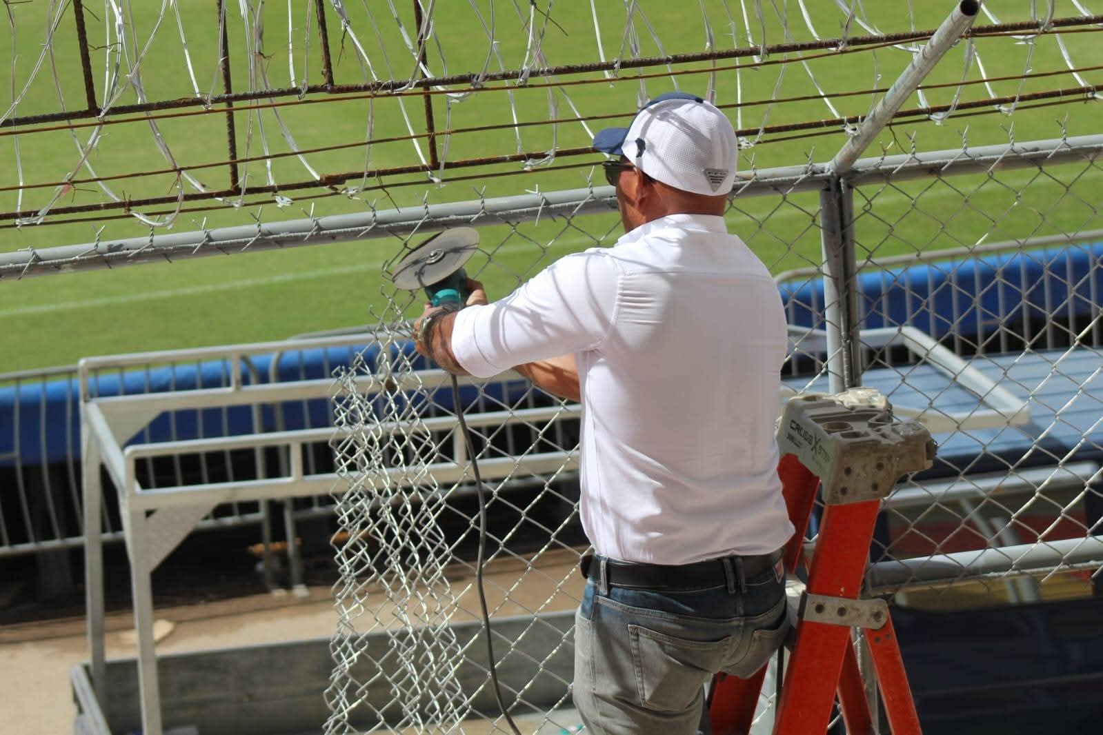 CONDEPOR remueve malla en el sector preferencial del Estadio Nacional Chelato Uclés
