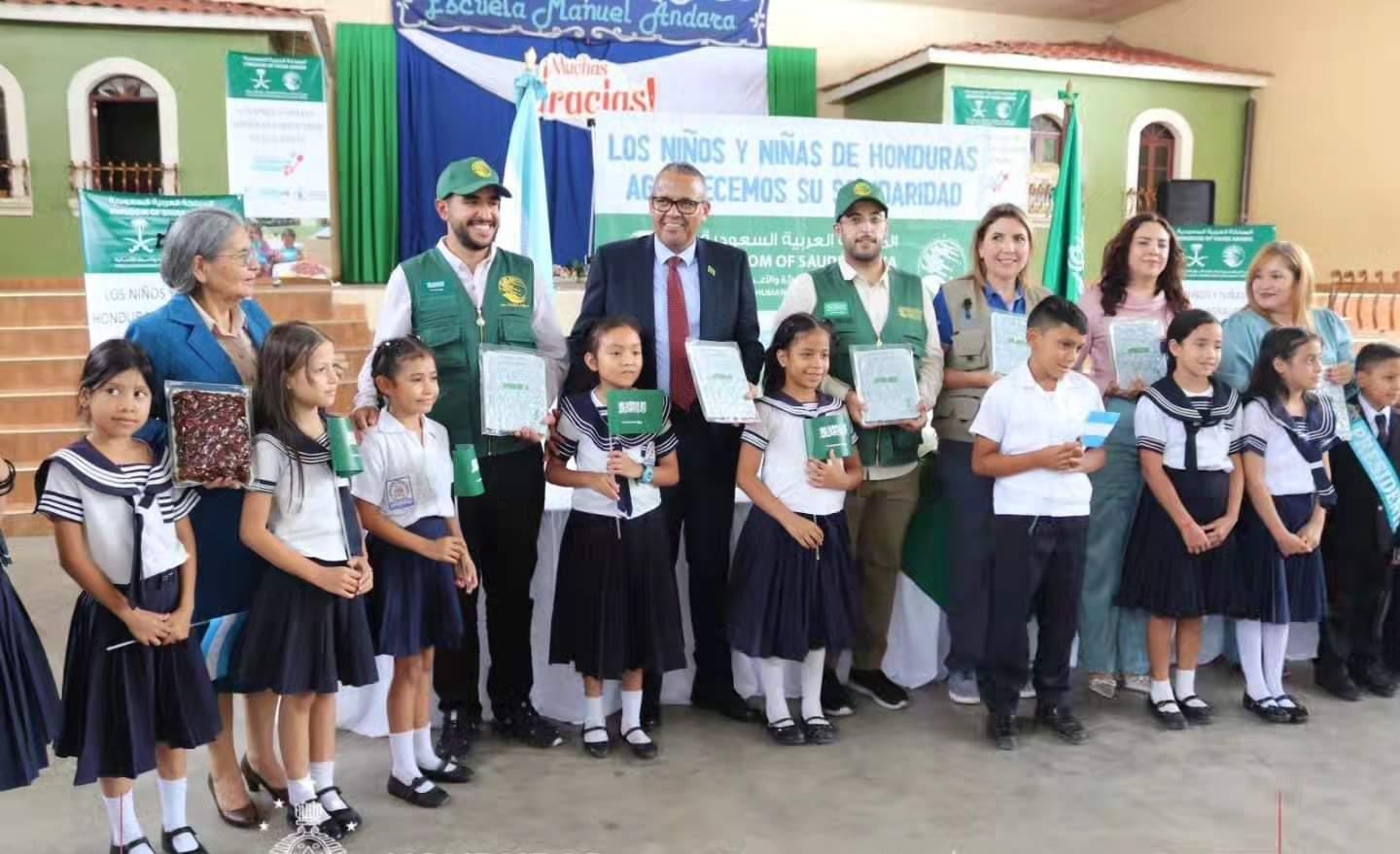 Arabia Saudita entrega donación de dátiles a niños de la Escuela Manuel Andará...