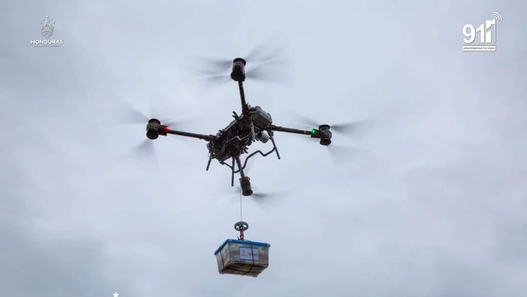 Gobierno de la Presidenta Xiomara Castro utiliza drones para distribuir ayuda humanitaria tras el paso de la tormenta Sara