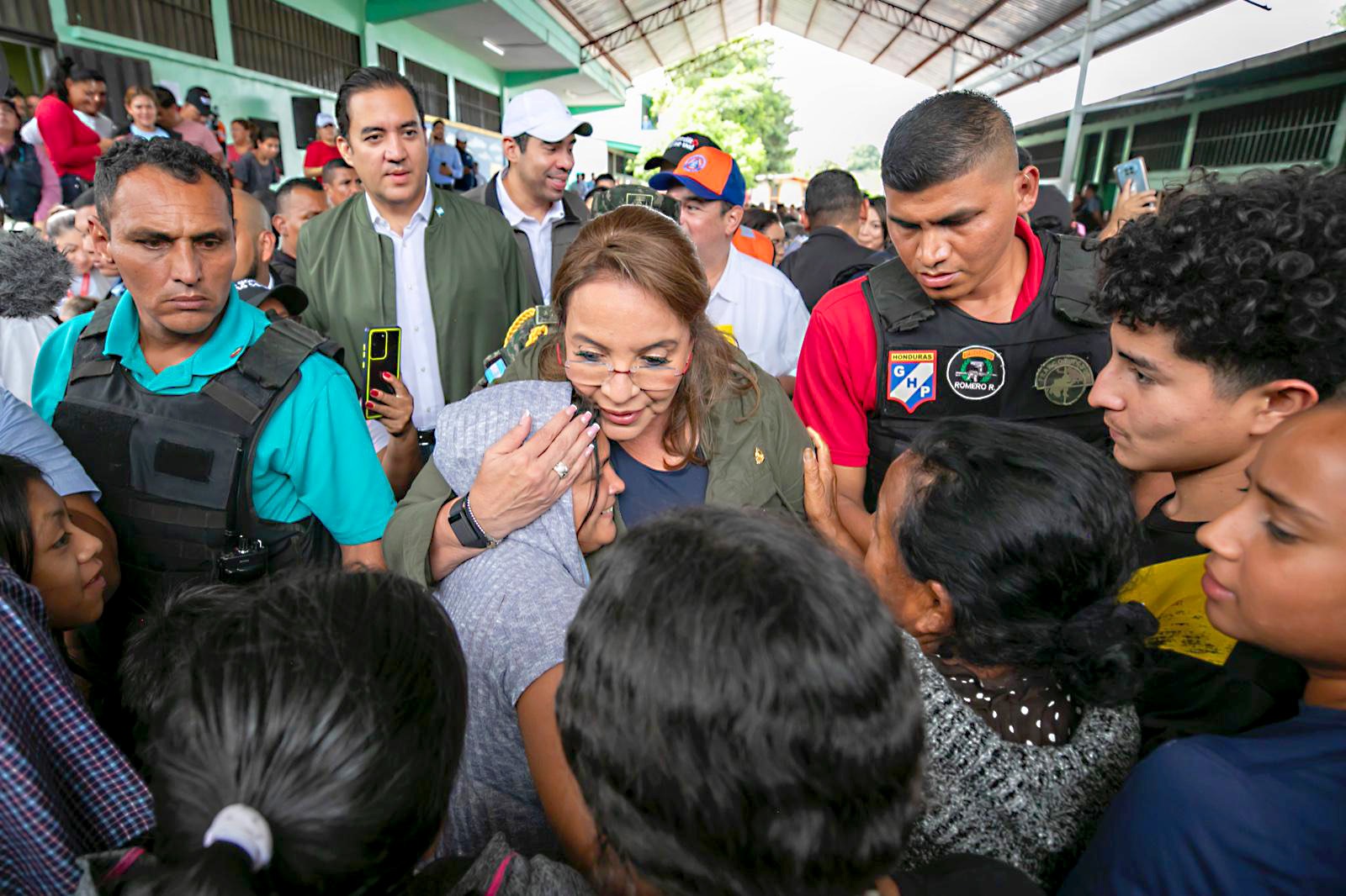 Xiomara Castro visita albergue en la capital para constatar condiciones de las personas evacuadas 