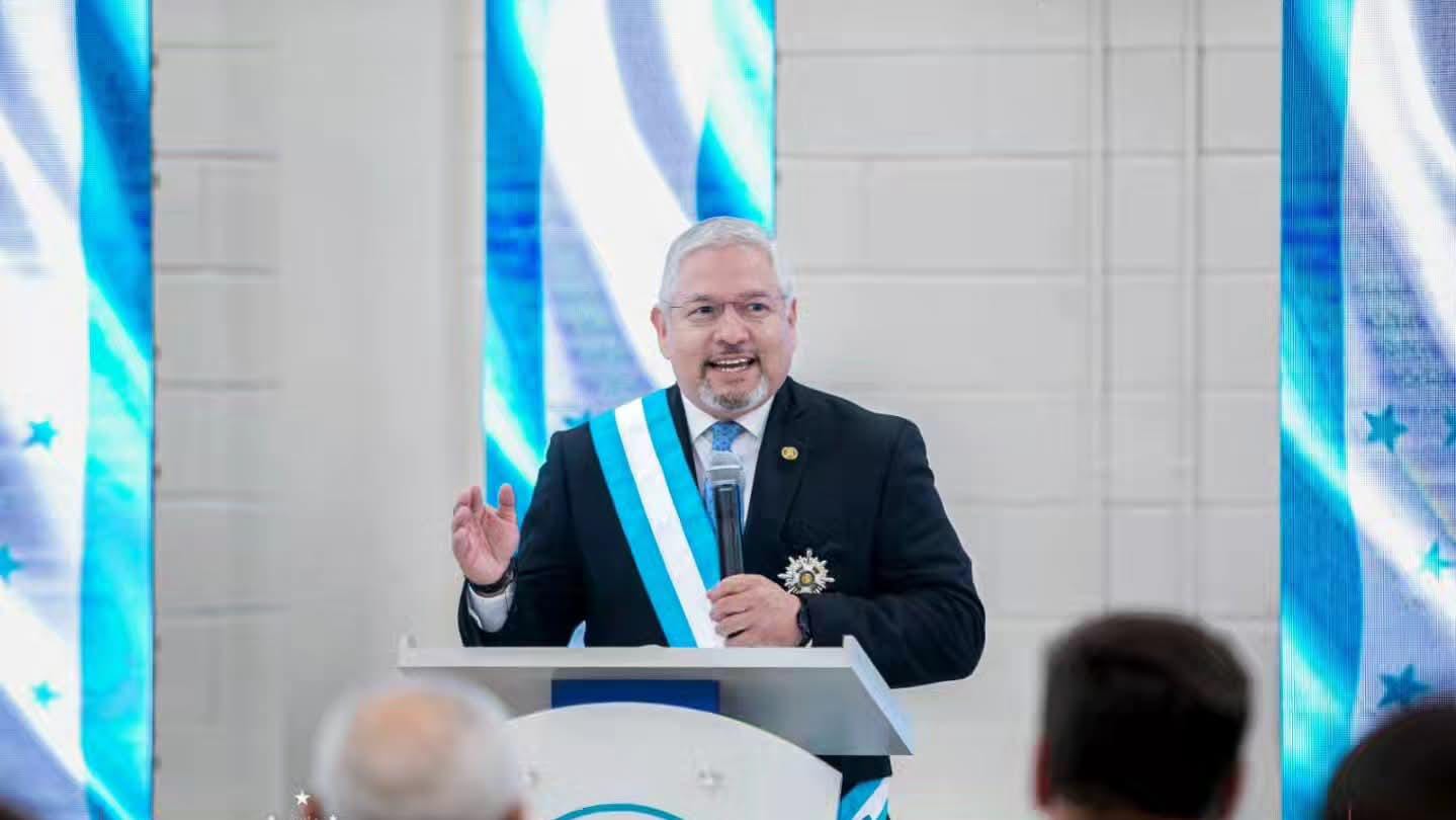 Honduras condecora al Embajador Eduardo Enrique Reina García en el Día de la Diplomacia Hondureña...