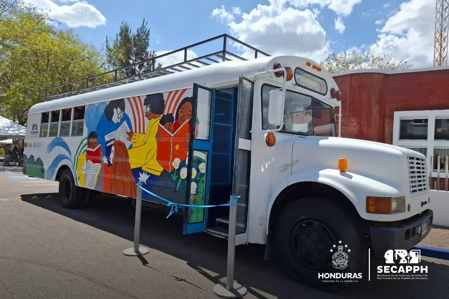 SECAPPH presentó oficialmente el Librobús