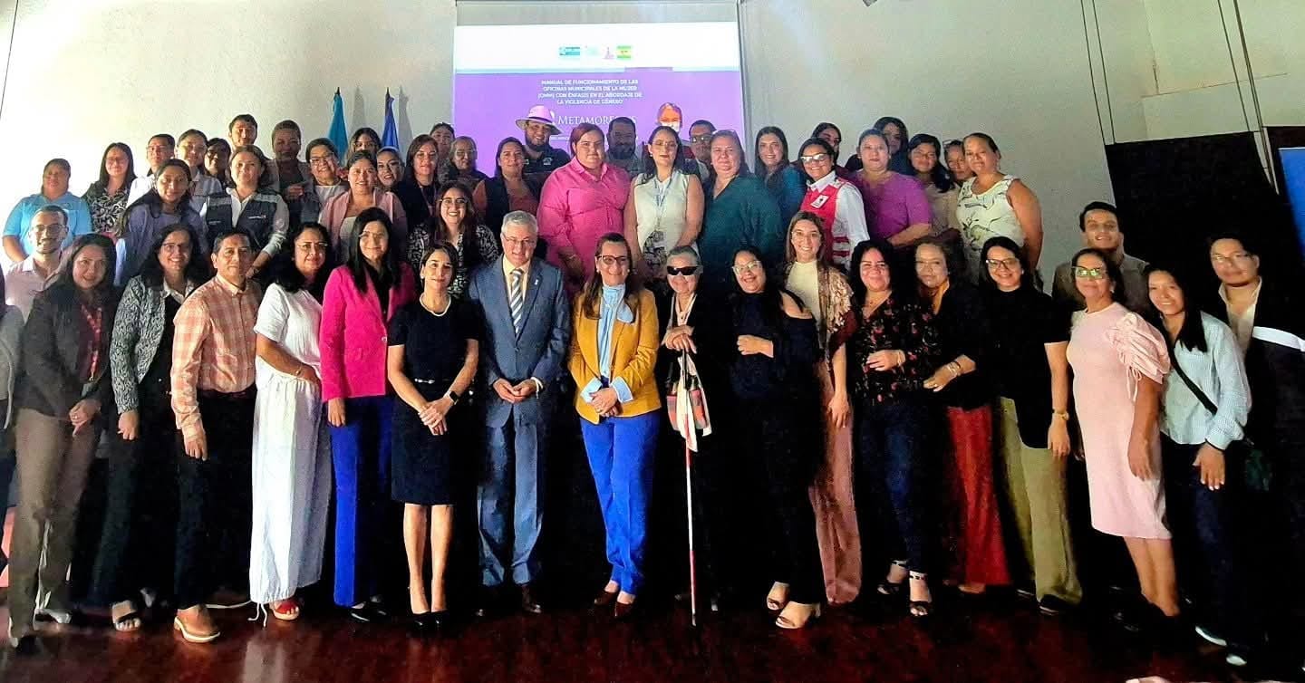 Mujeres presentan el Manual de Funcionamiento de las OMM a la Ministra Doris García