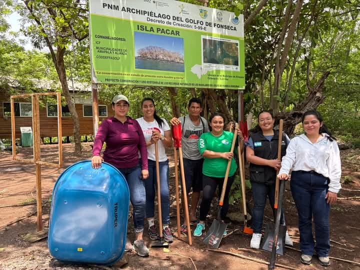 La unidad de Gestión Ambiental del IHT hizo entrega herramientas al comité local de Isla El Pacar
