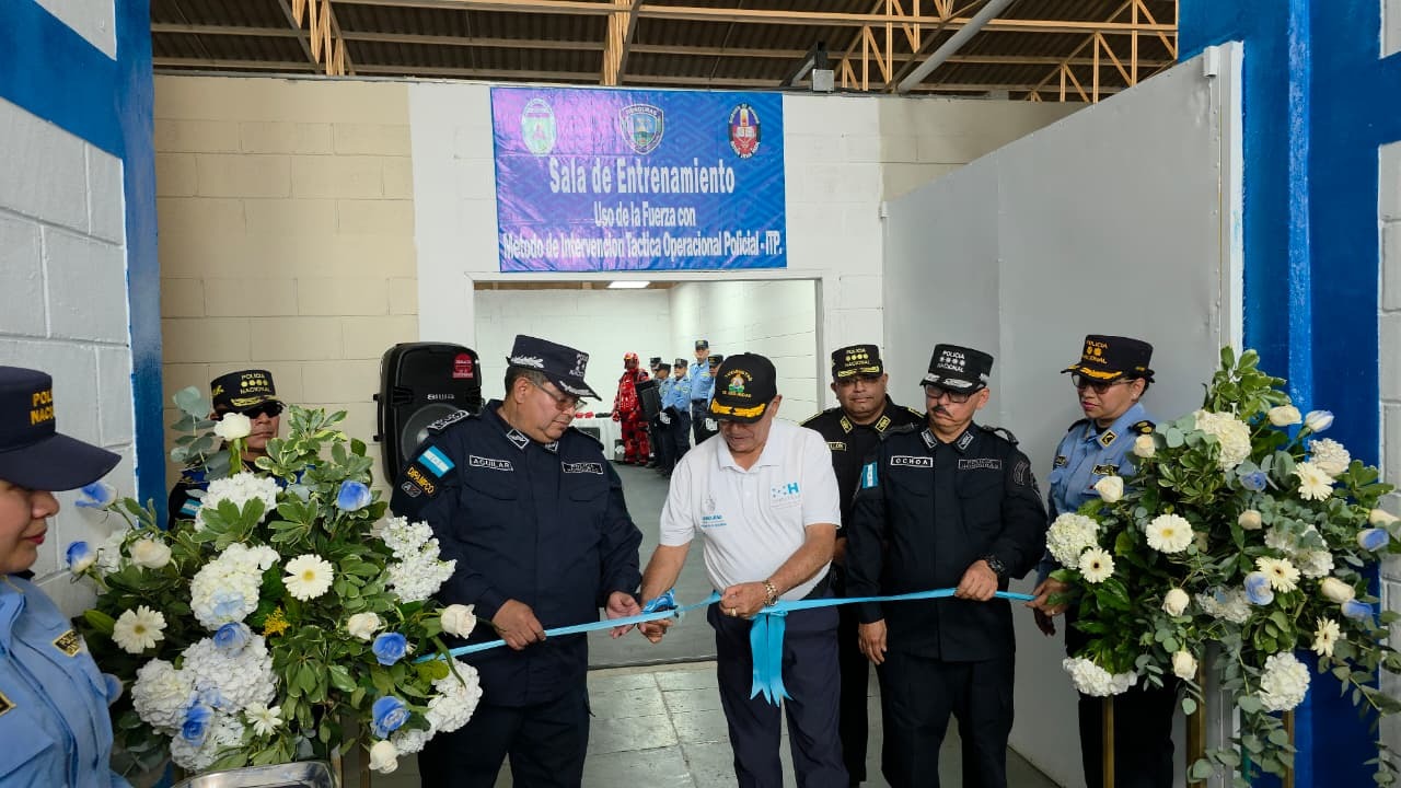 Autoridades policiales inauguran sala de entrenamiento de uso de la fuerza y polígono virtual en el ITP