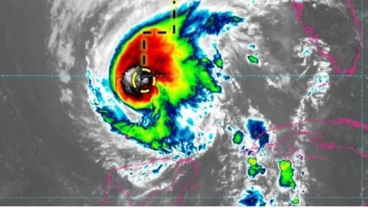 El huracán Rafael gana fuerza en el centro del Golfo de México...