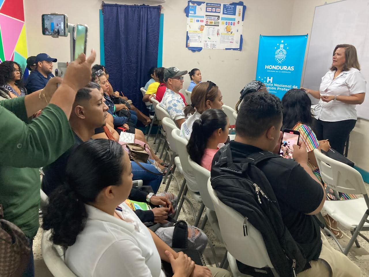 IHT en alianza con el INFOP, pone en marcha el taller Preparación y Servicio de Cócteles, en Roatán, Islas de la Bahía