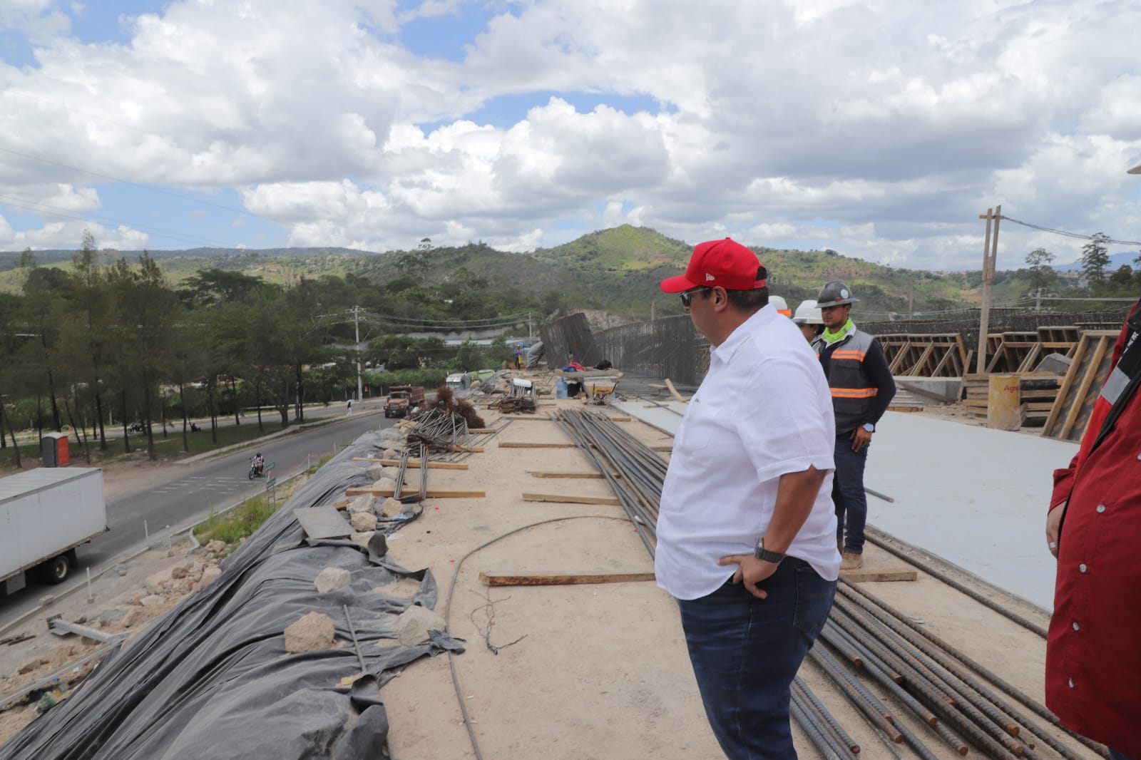 Alcalde Aldana supervisa trabajos en paso elevado Papa Francisco que alcanza un 50% de avance