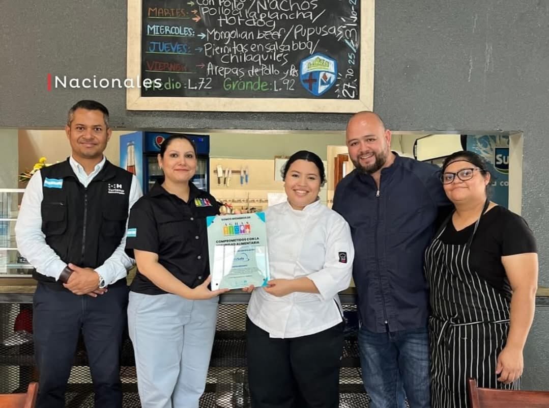 IHT entrega placa de certificación ServSafe al Centro Educativo Vida Abundante, de Residencial Las Colinas