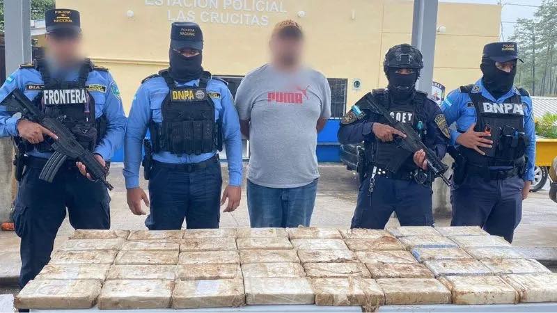 Condenan a más de siete años de prisión a hombre por traficar 40 kilos de cocaína