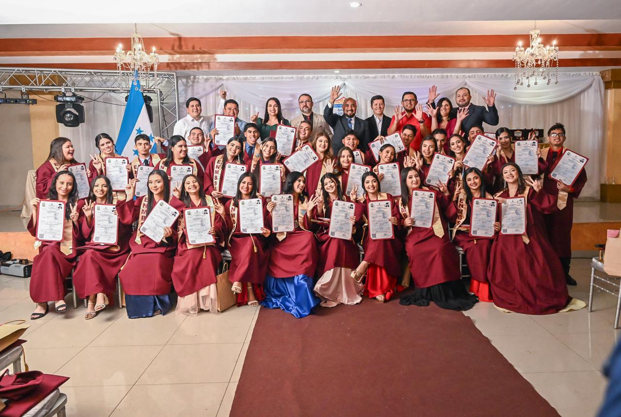  Honduras hace historia con la graduación de la Primera Promoción de docentes bilingües