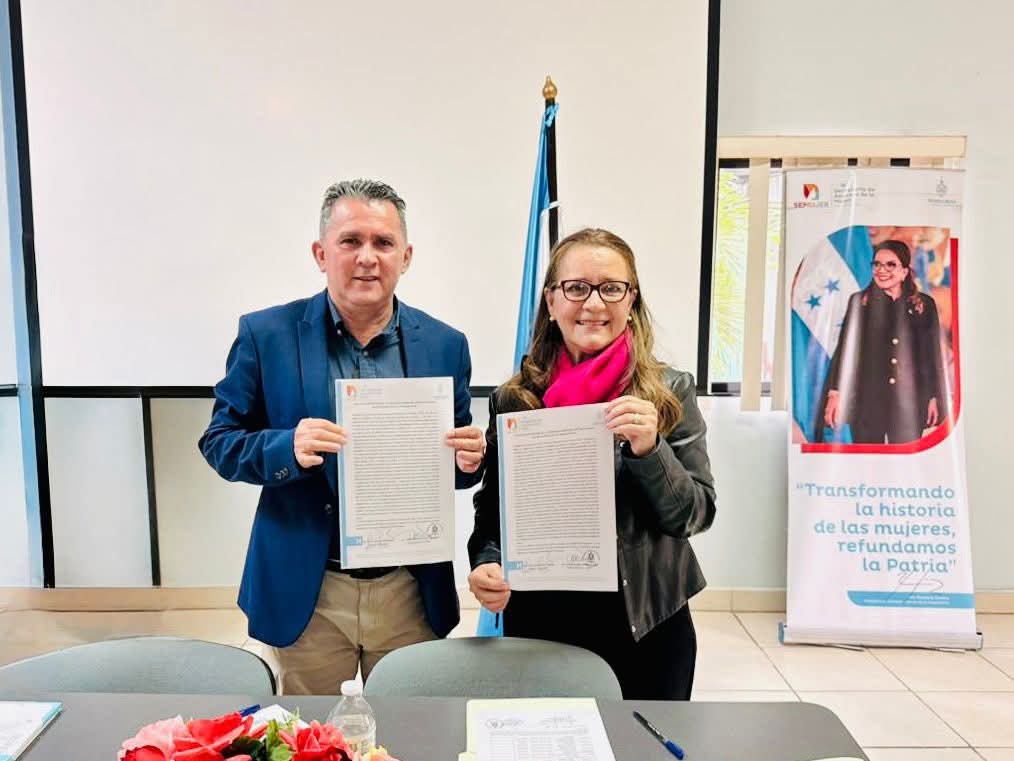 Ministra de Se MUJER juramenta Comité de Género de CENET