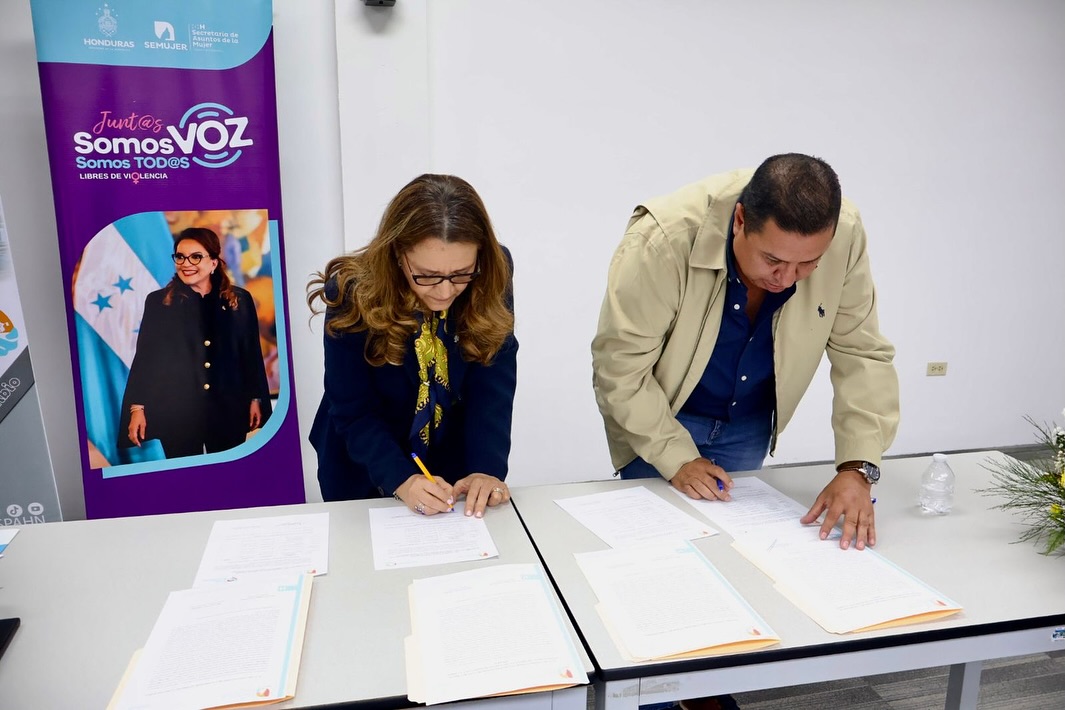  

Titular de Se Mujer, juramenta Comités de Género de la Red Solidaria  junto al ministro Juan Carlos Coello

 