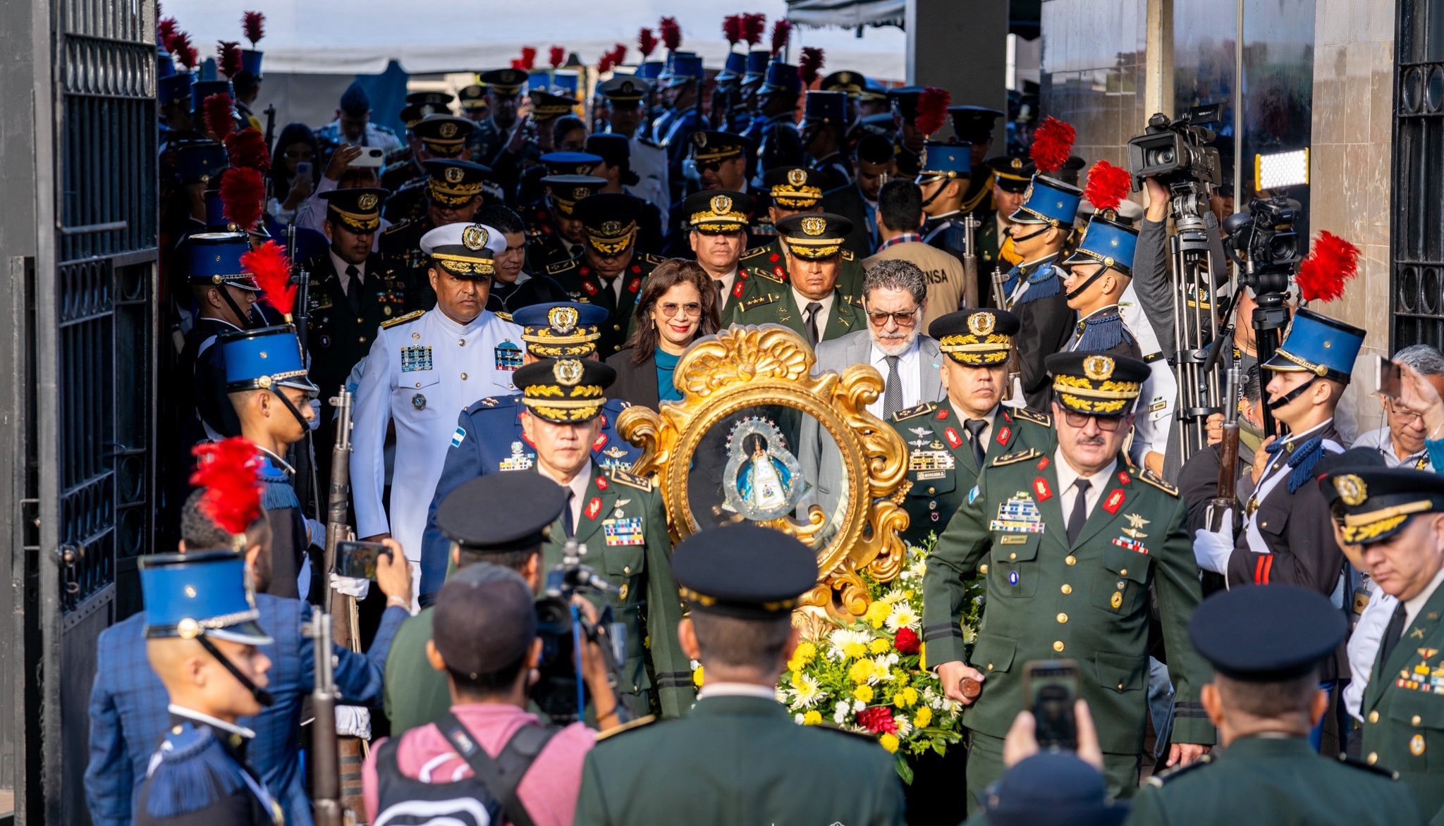 Autoridades de SEDENA y FF.AA. reciben en la Basílica a la Patrona de Honduras 