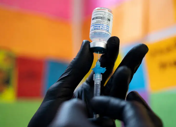 Moderna anuncia vacuna para influenza y Covid en dosis única 